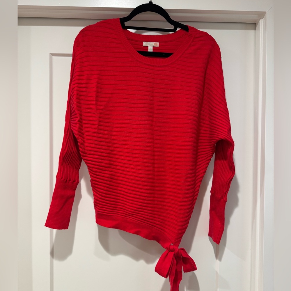 GB Gianni Bini red crewneck sweater, bow hem